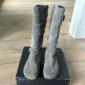 Women’s Relativity Gray Suede Zip up Size 7.5 👢Boot